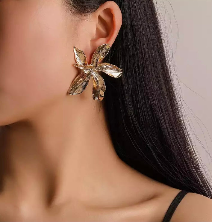 Gold flower bloom earrings